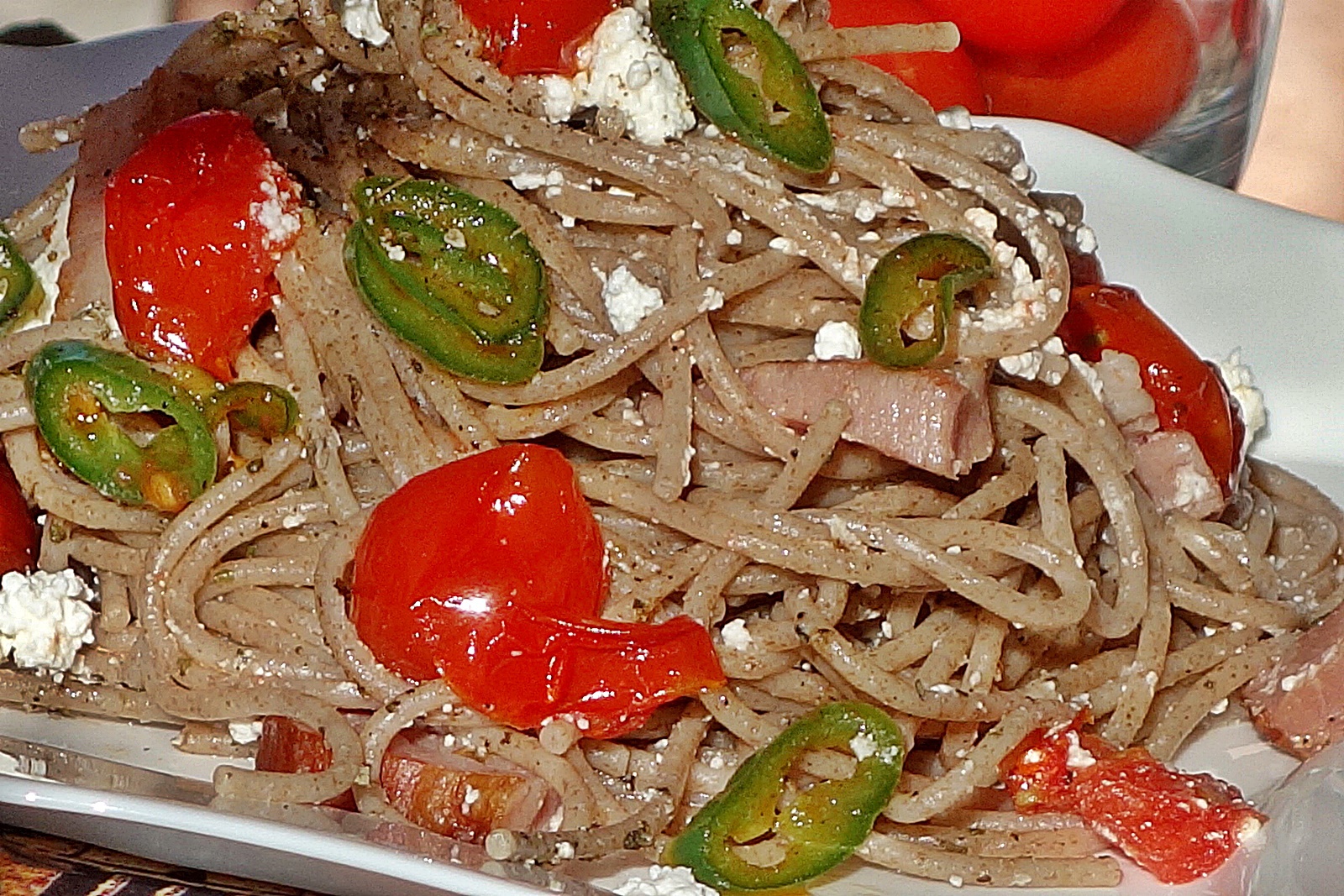 Spaghete picante cu afumatura si cas