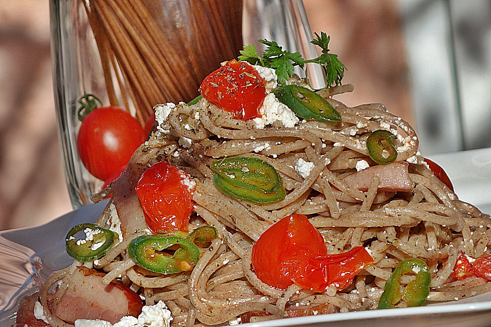 Spaghete picante cu afumatura si cas