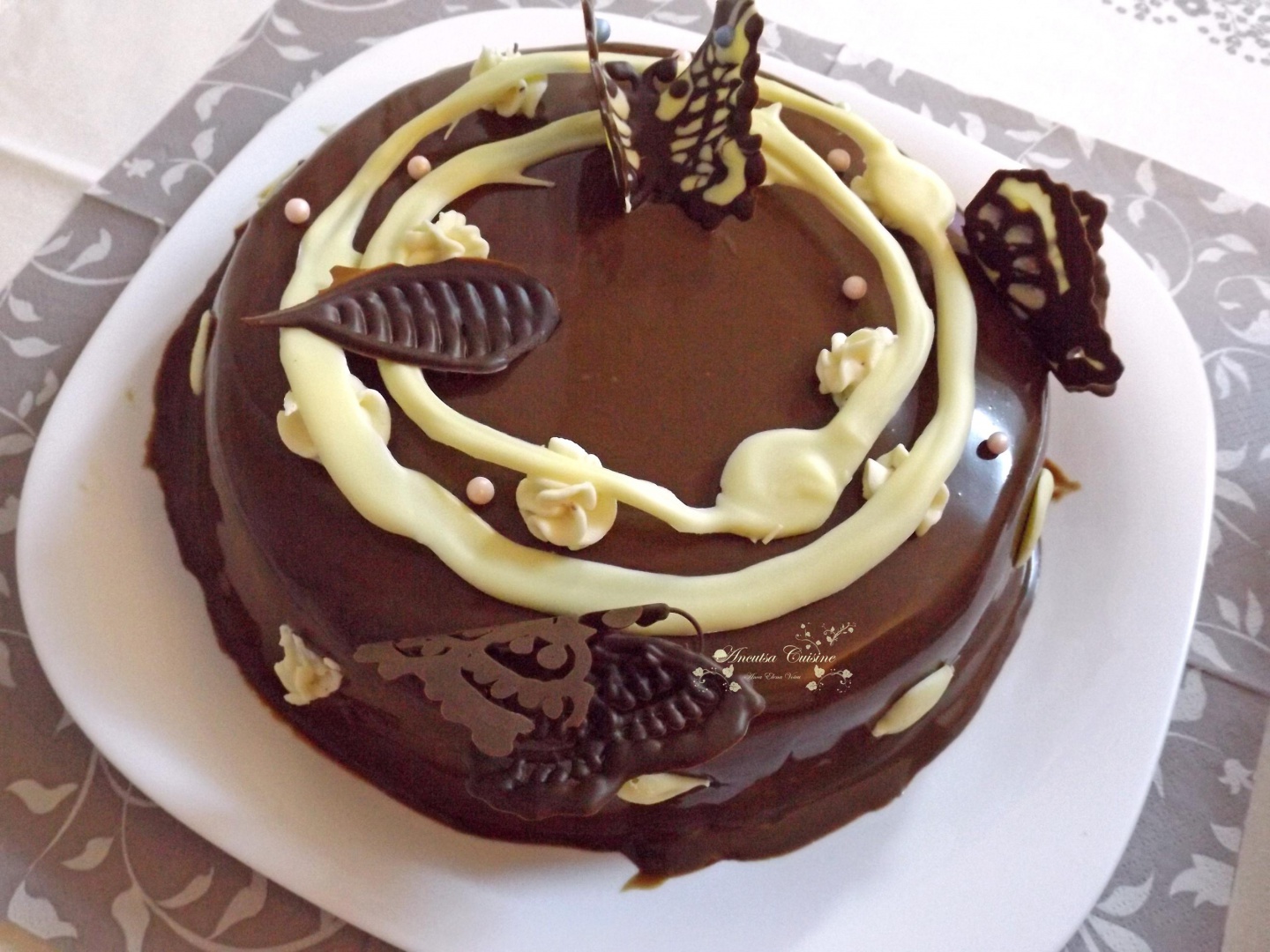 Tort de ciocolata si cafea cu glazura oglinda