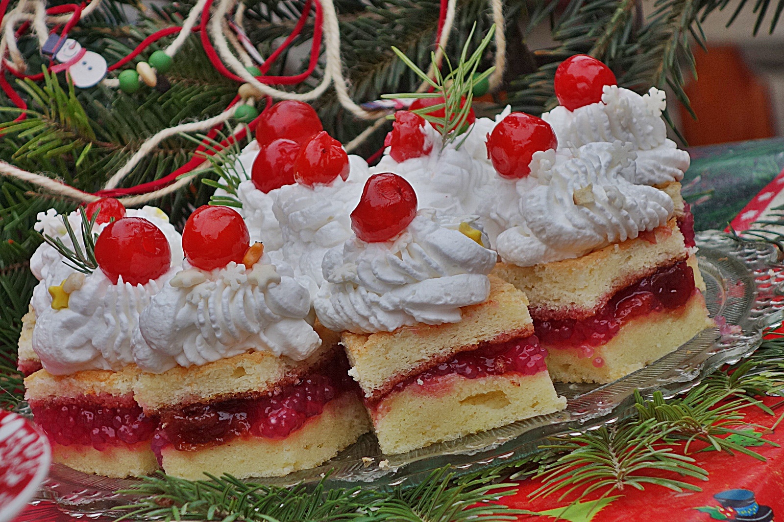 Prajitura cu umplutura de dulceata de cirese si perle de tapioca