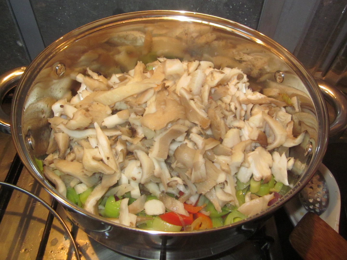 Mâncare de ciuperci pleurotus cu praz