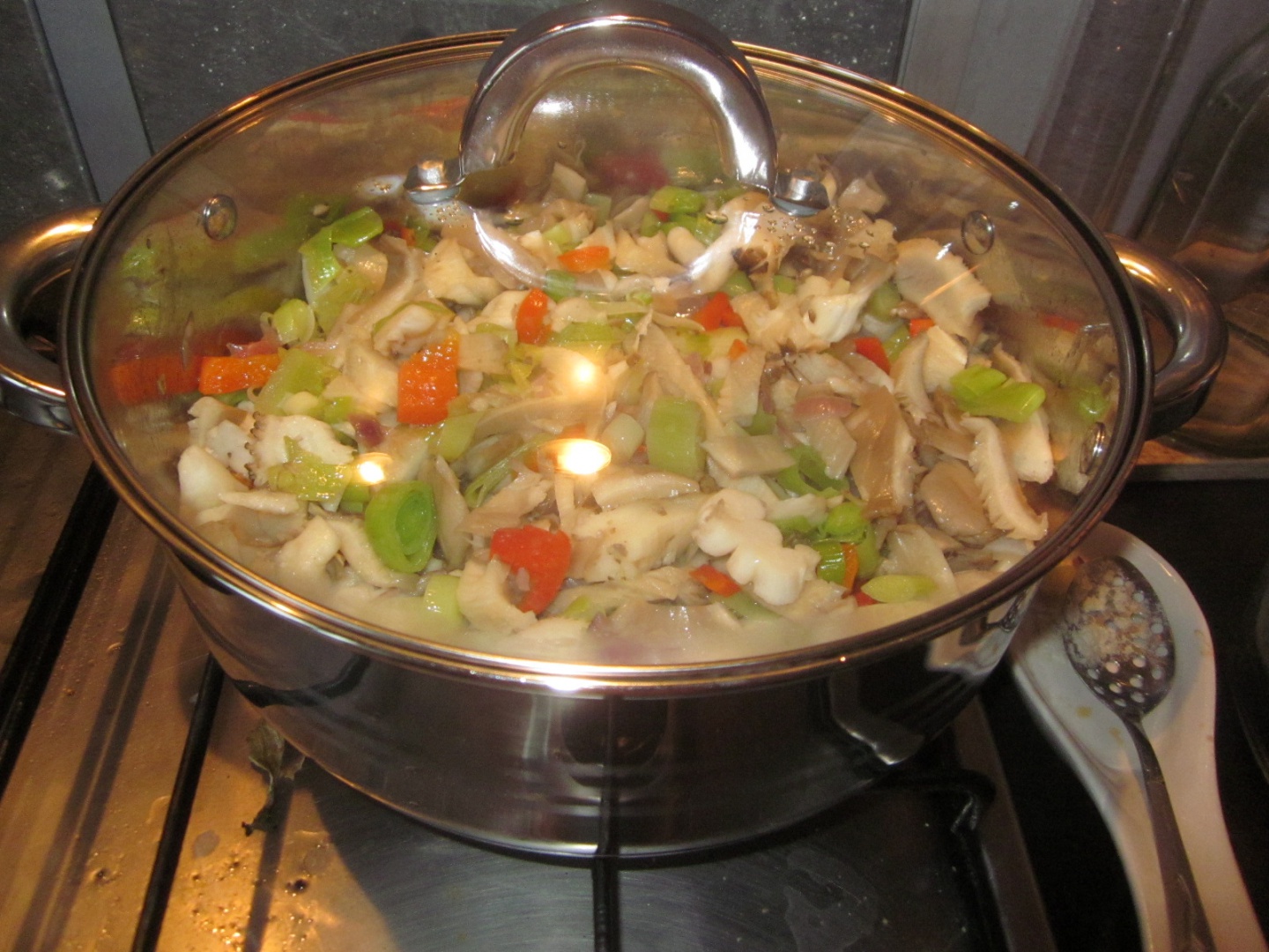 Mâncare de ciuperci pleurotus cu praz