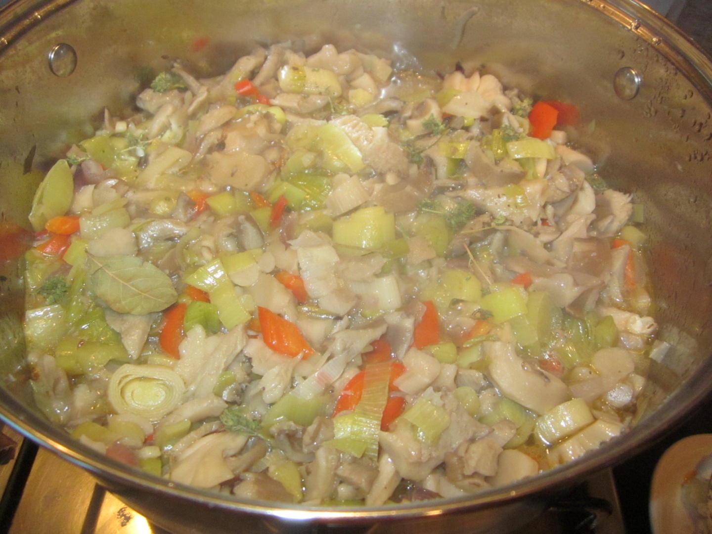 Mâncare de ciuperci pleurotus cu praz