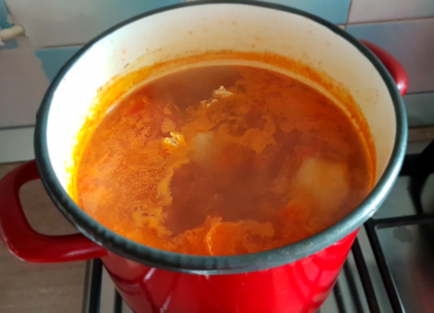 Supa de rosii cu galuste pufoase de gris. Reteta delicioasa si usor de preparat