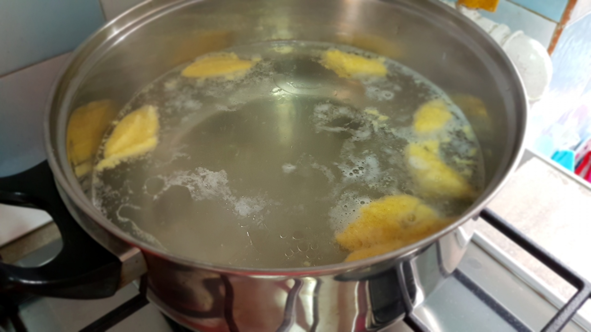 Supa de rosii cu galuste pufoase de gris. Reteta delicioasa si usor de preparat