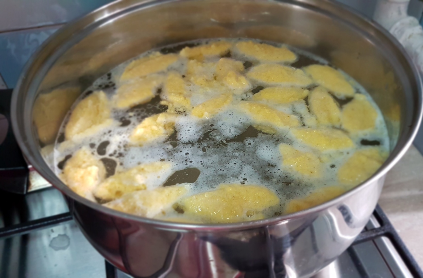 Supa de rosii cu galuste pufoase de gris. Reteta delicioasa si usor de preparat