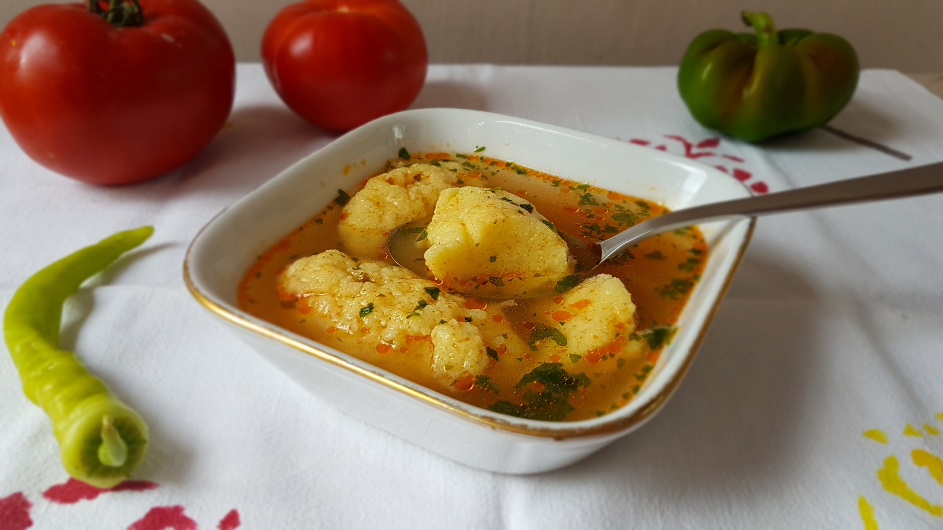 Supa de rosii cu galuste pufoase de gris. Reteta delicioasa si usor de preparat