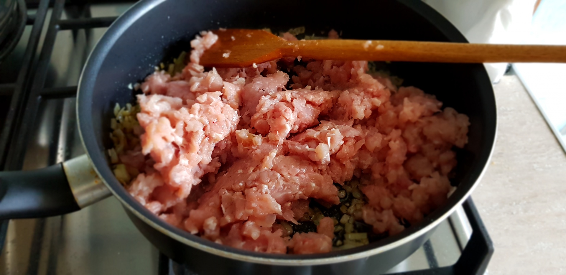 Paste cu carne tocata de pui si mozzarella. Reteta simpla si delicioasa, pe placul intregii familii