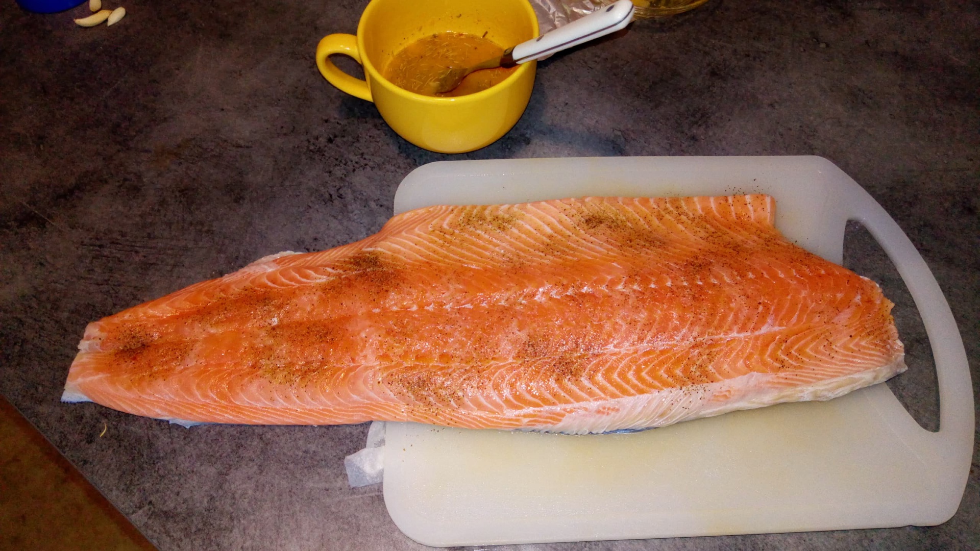 Somon suculent la cuptor cu sos de sampanie