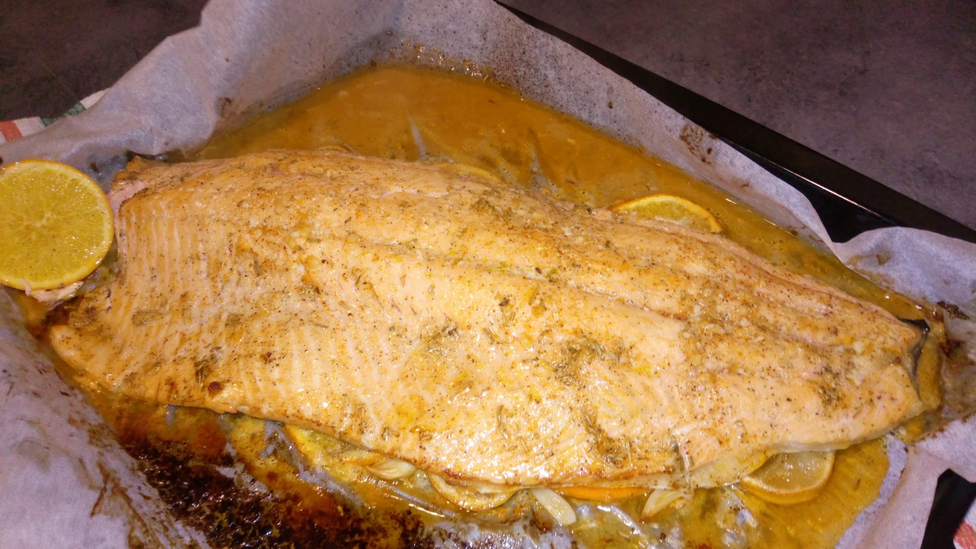 Somon suculent la cuptor cu sos de sampanie