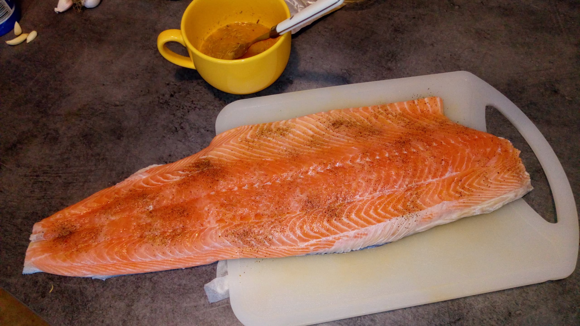 Somon suculent la cuptor cu sos de sampanie