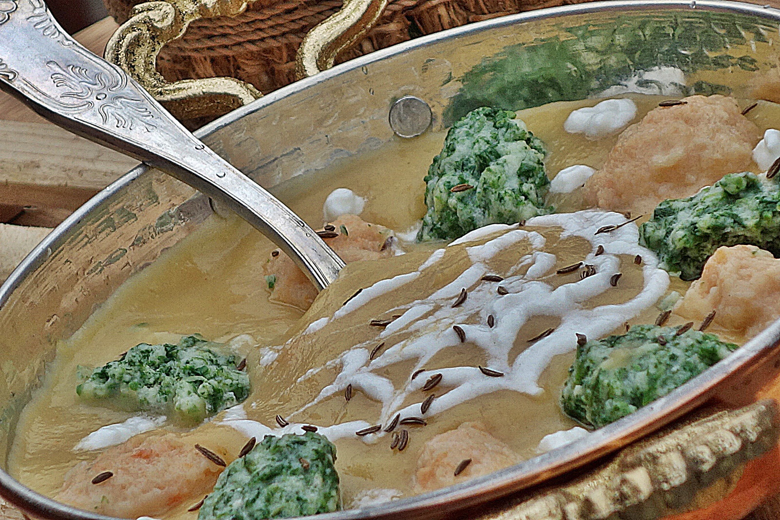 Supa crema cu chimen si galusti pufoase cu spanac si morcov