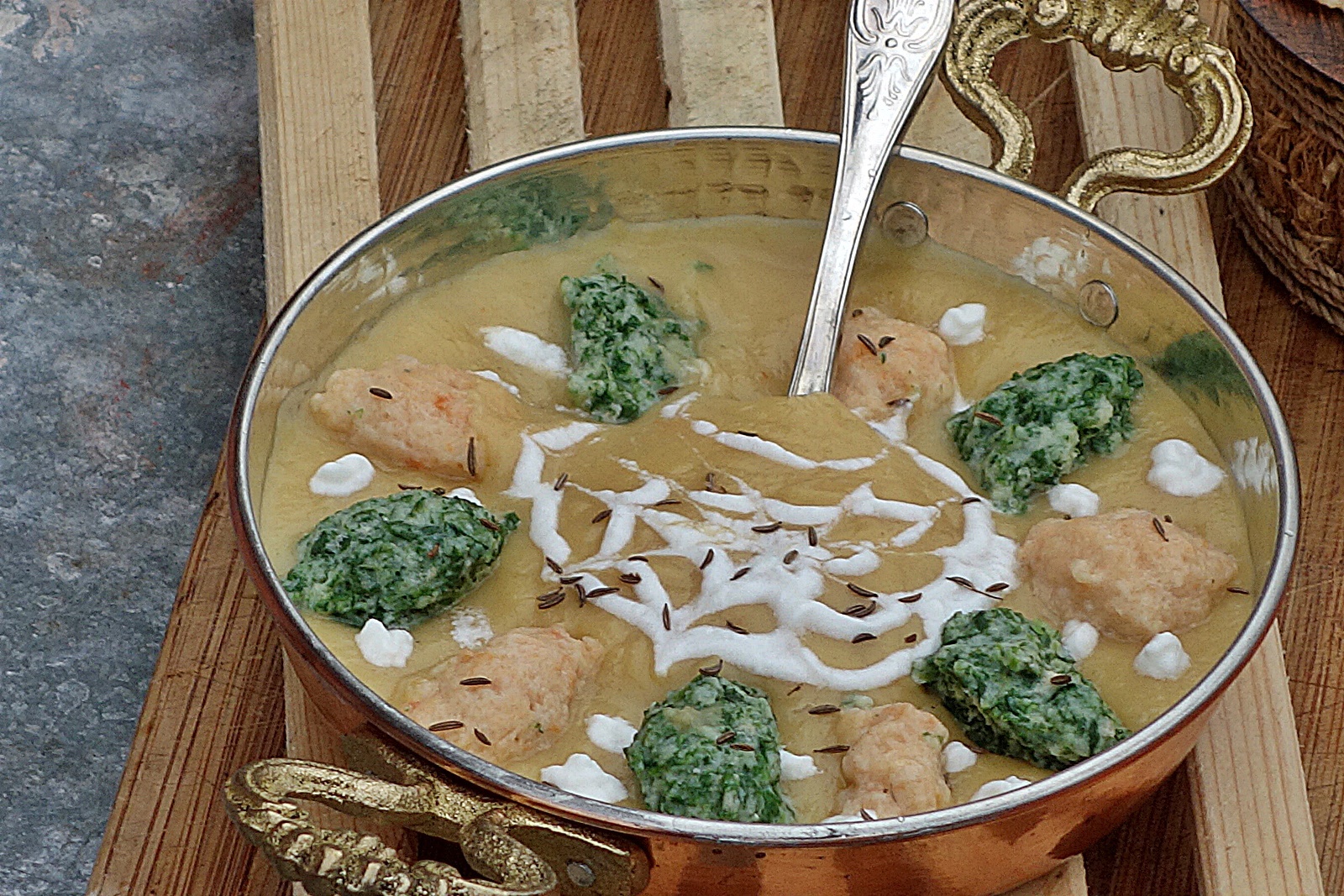 Supa crema cu chimen si galusti pufoase cu spanac si morcov