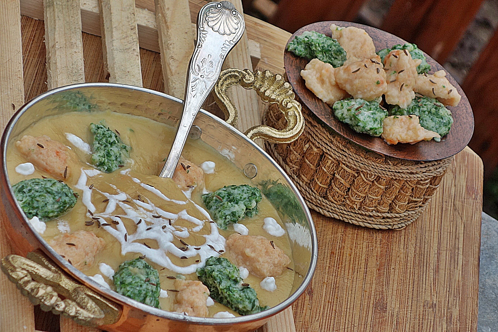 Supa crema cu chimen si galusti pufoase cu spanac si morcov