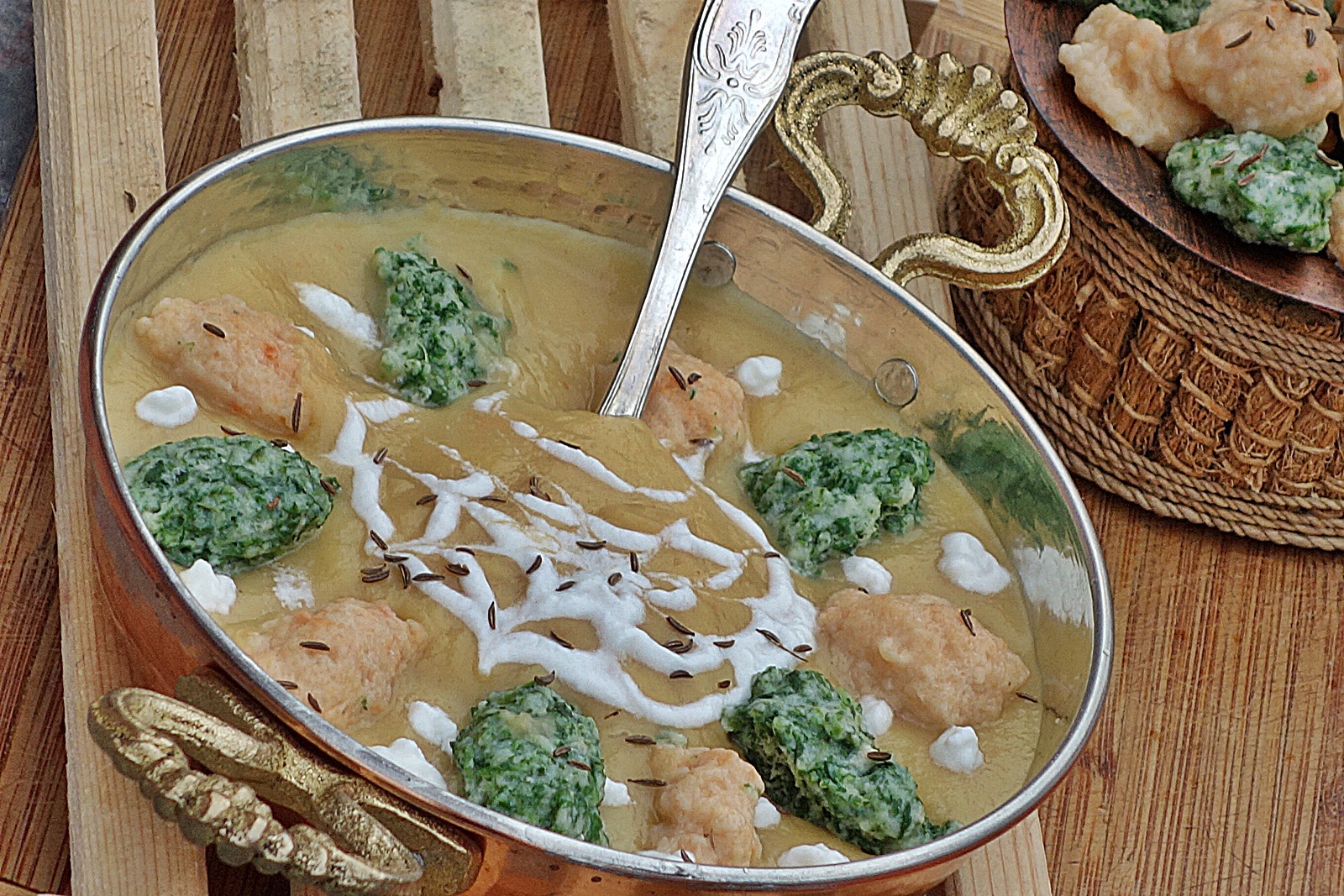 Supa crema cu chimen si galusti pufoase cu spanac si morcov