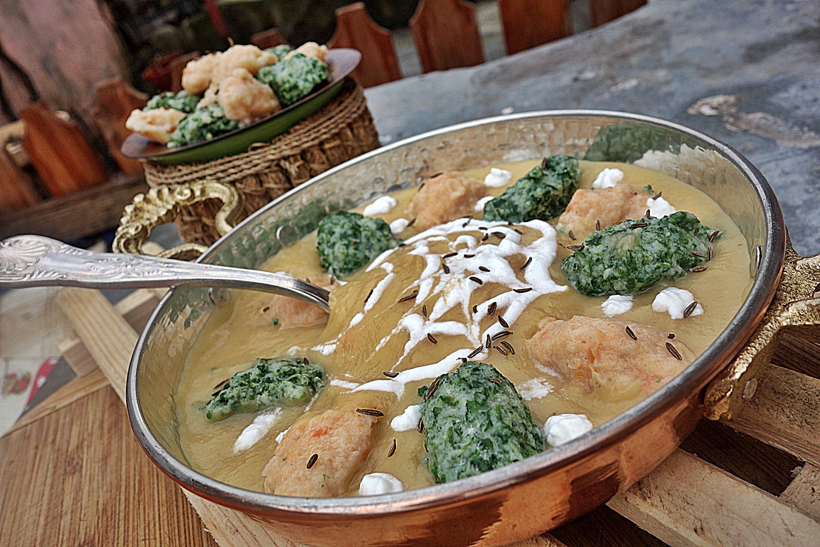 Supa crema cu chimen si galusti pufoase cu spanac si morcov