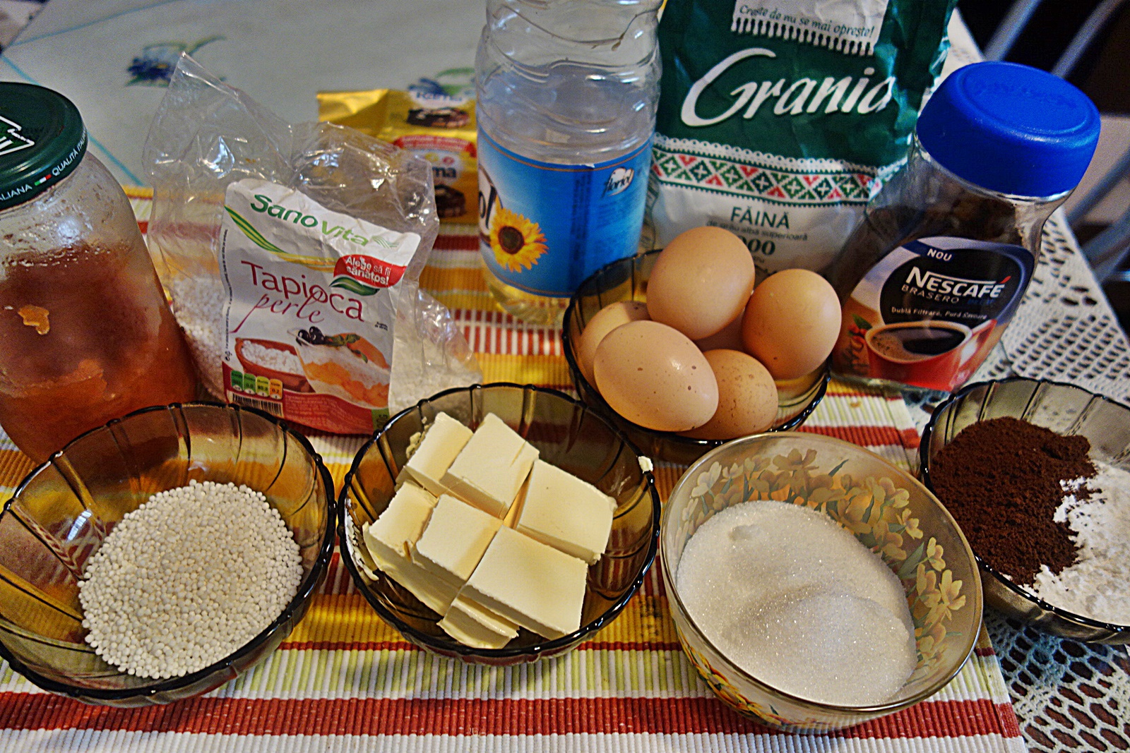 Rulada cu blat de cafea si umplutura de gem de gutui cu perle de tapioca