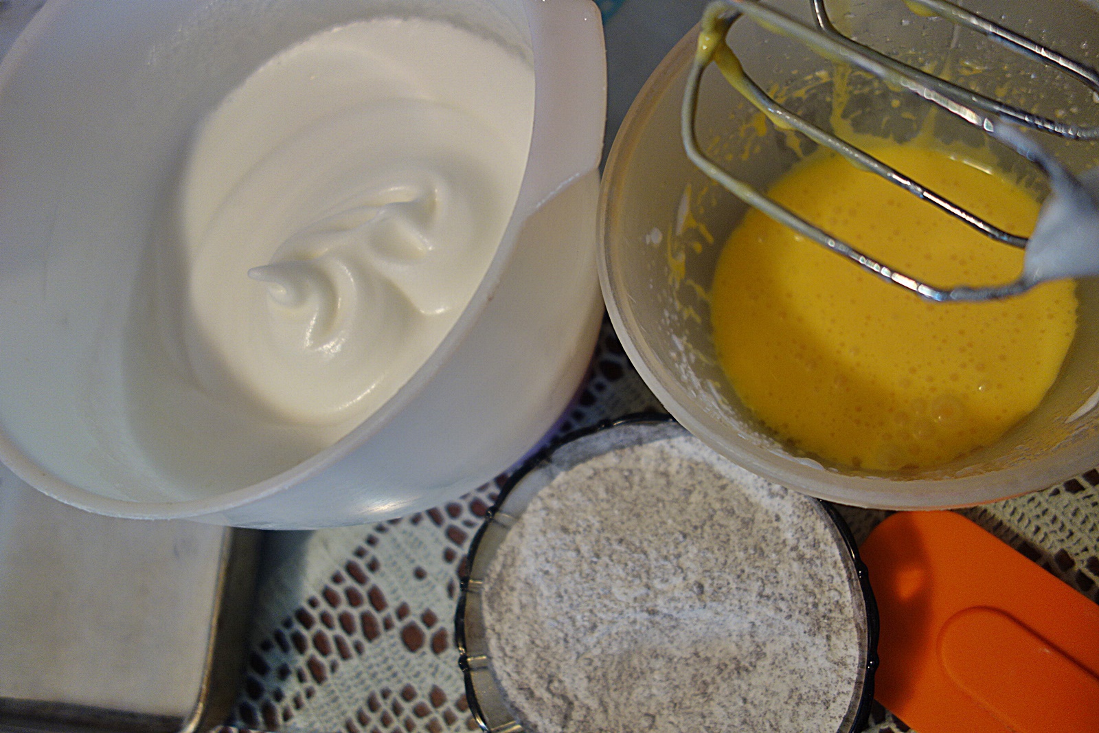 Rulada cu blat de cafea si umplutura de gem de gutui cu perle de tapioca