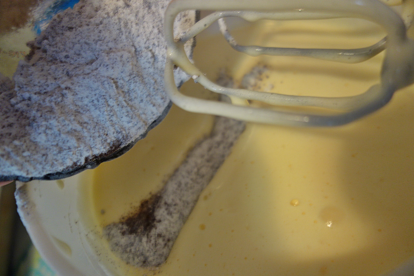 Rulada cu blat de cafea si umplutura de gem de gutui cu perle de tapioca