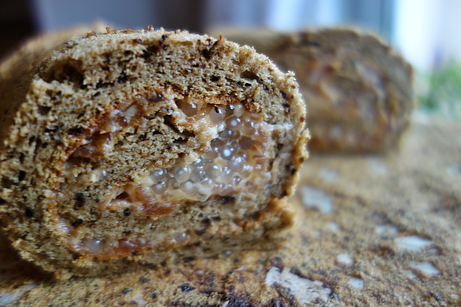 Rulada cu blat de cafea si umplutura de gem de gutui cu perle de tapioca