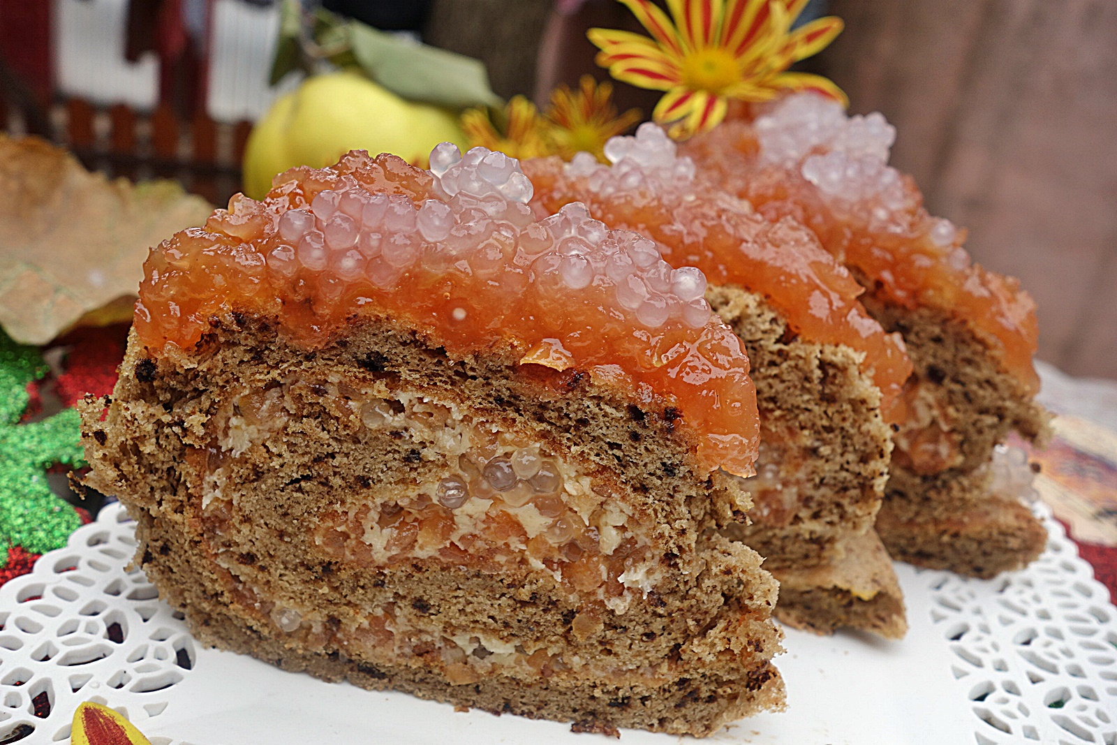 Rulada cu blat de cafea si umplutura de gem de gutui cu perle de tapioca
