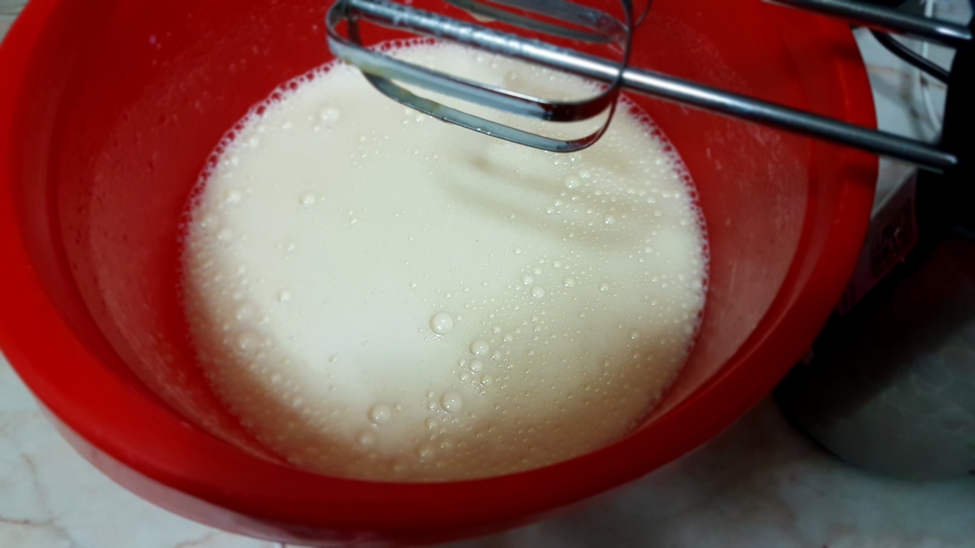 Prajitura cu foi de cacao, umplute cu crema de vanilie si gem de caise