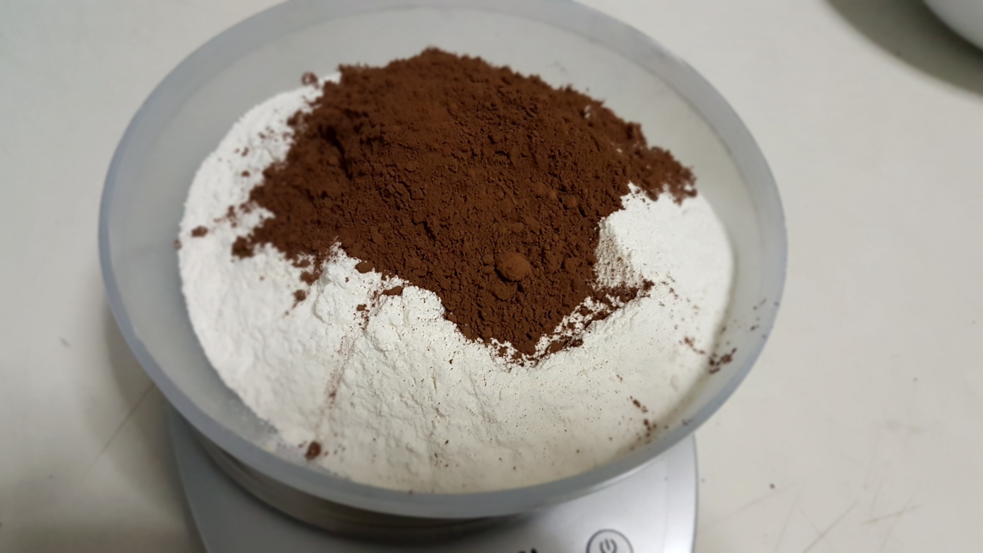 Prajitura cu foi de cacao, umplute cu crema de vanilie si gem de caise