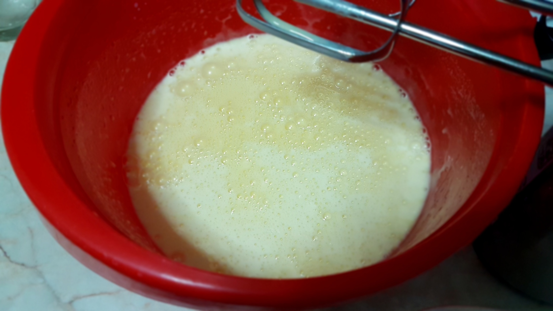 Prajitura cu foi de cacao, umplute cu crema de vanilie si gem de caise