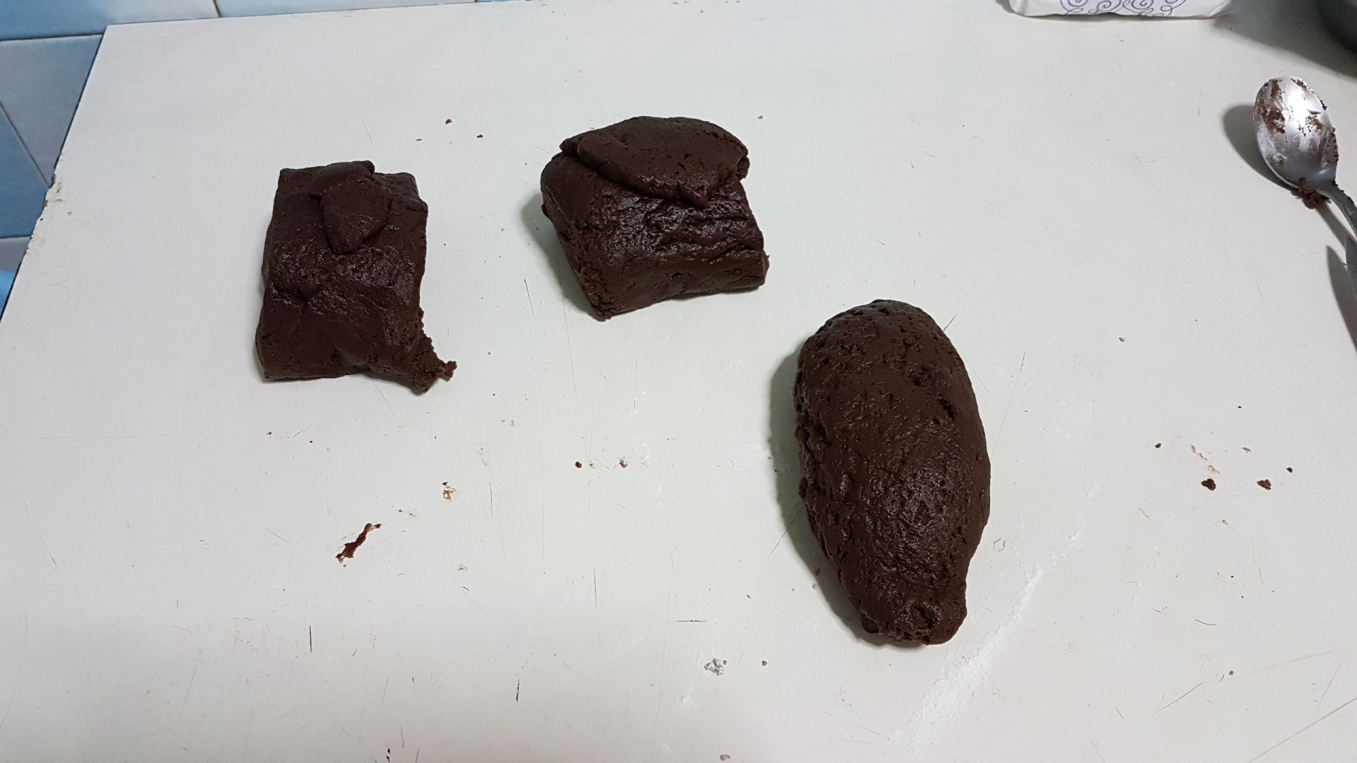 Prajitura cu foi de cacao, umplute cu crema de vanilie si gem de caise