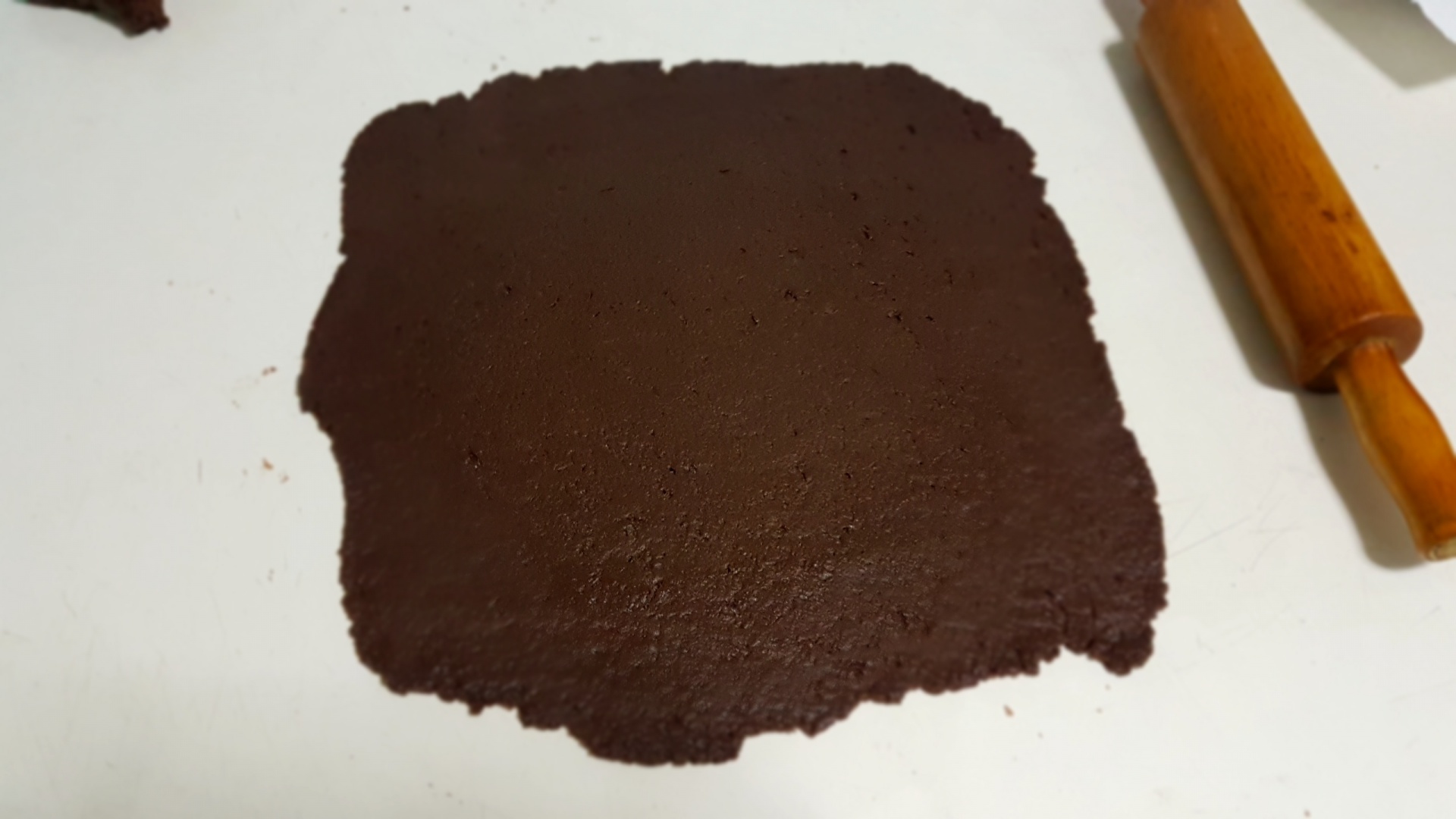 Prajitura cu foi de cacao, umplute cu crema de vanilie si gem de caise