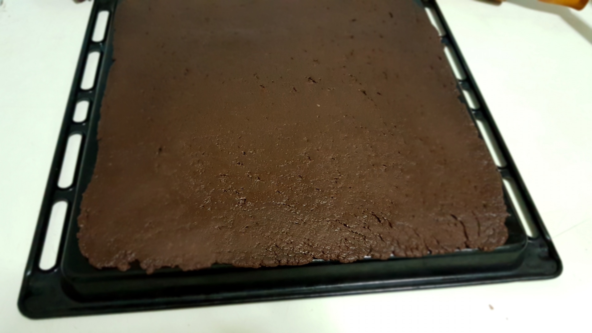 Prajitura cu foi de cacao, umplute cu crema de vanilie si gem de caise