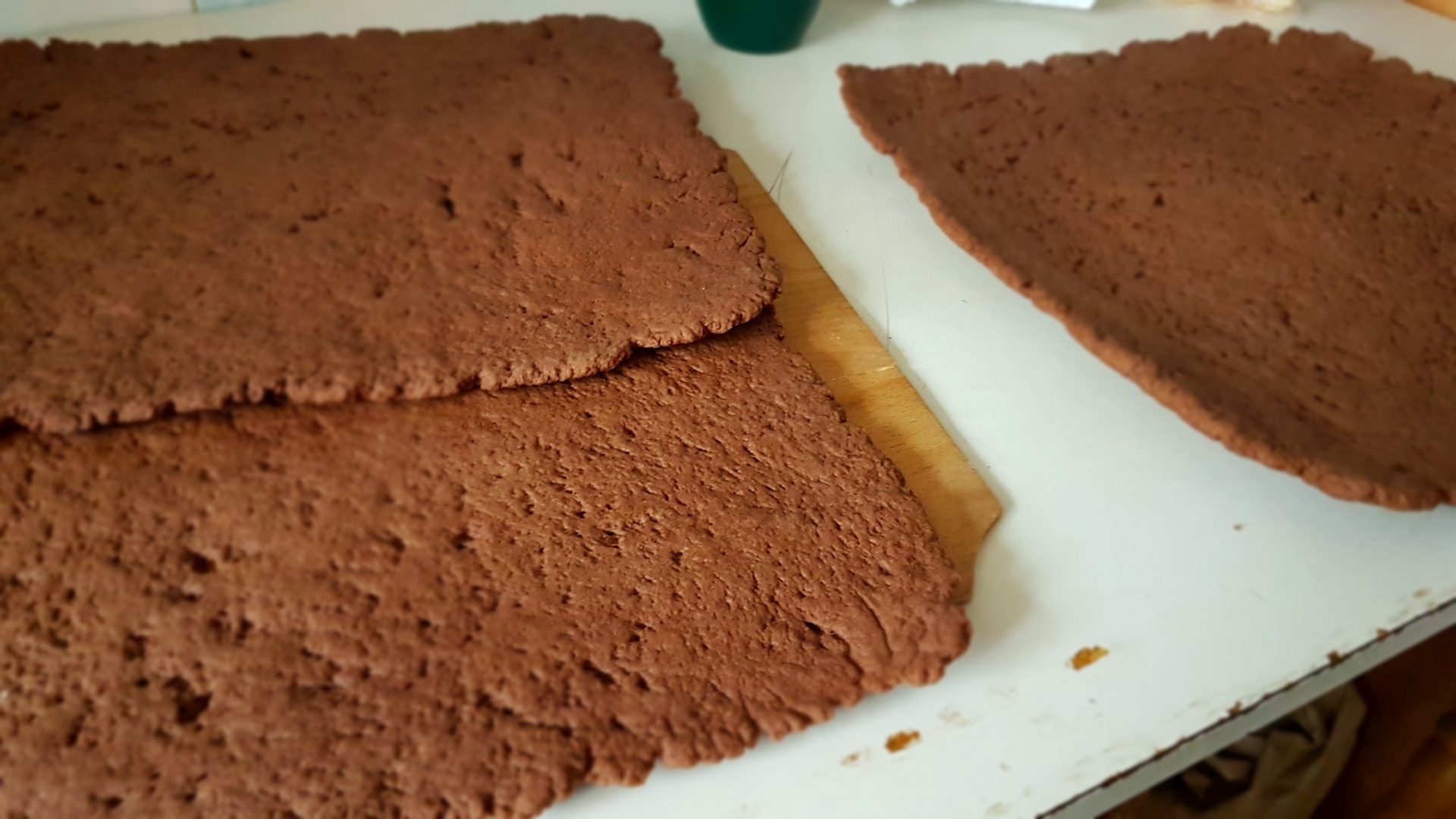 Prajitura cu foi de cacao, umplute cu crema de vanilie si gem de caise