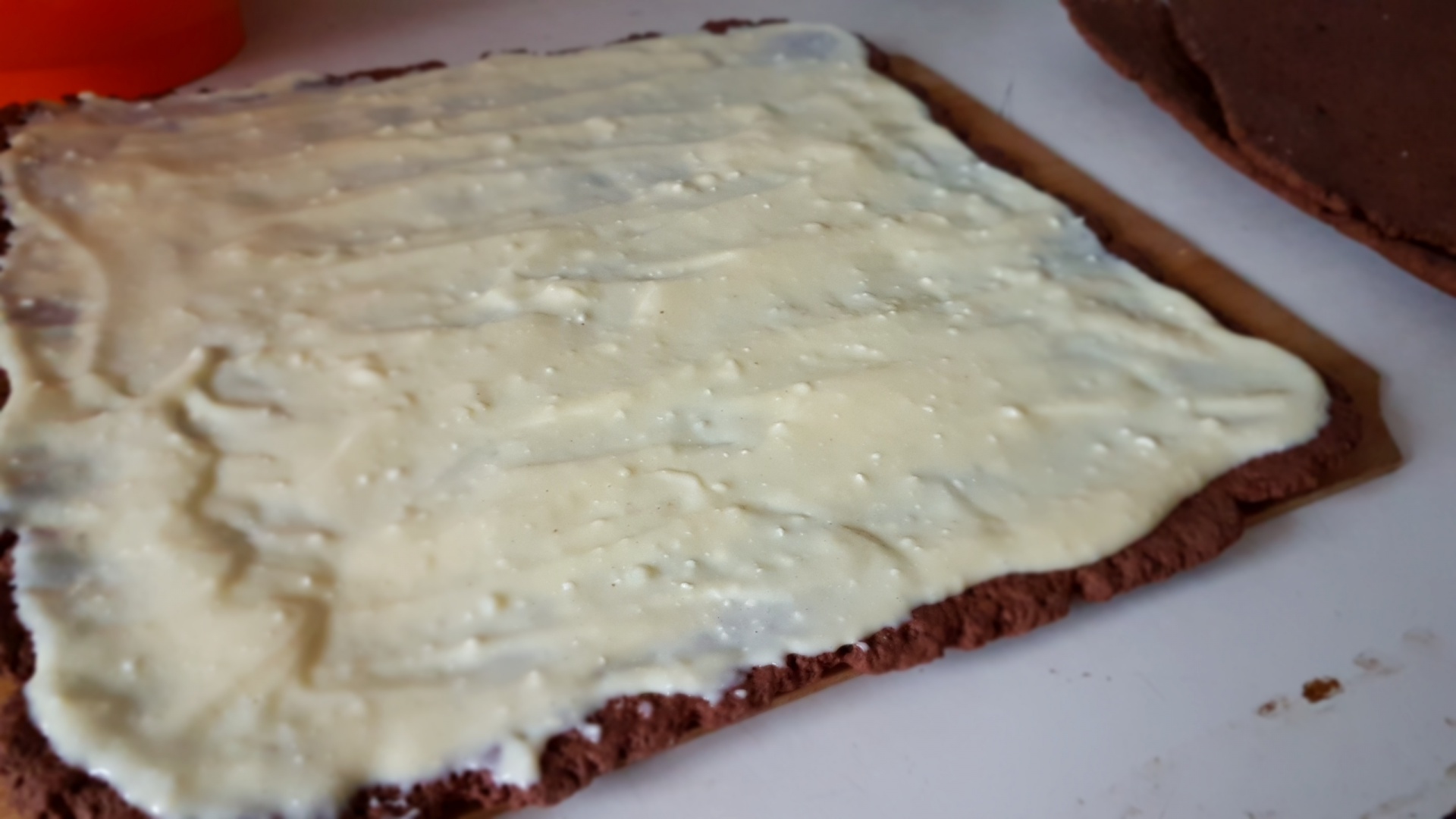 Prajitura cu foi de cacao, umplute cu crema de vanilie si gem de caise