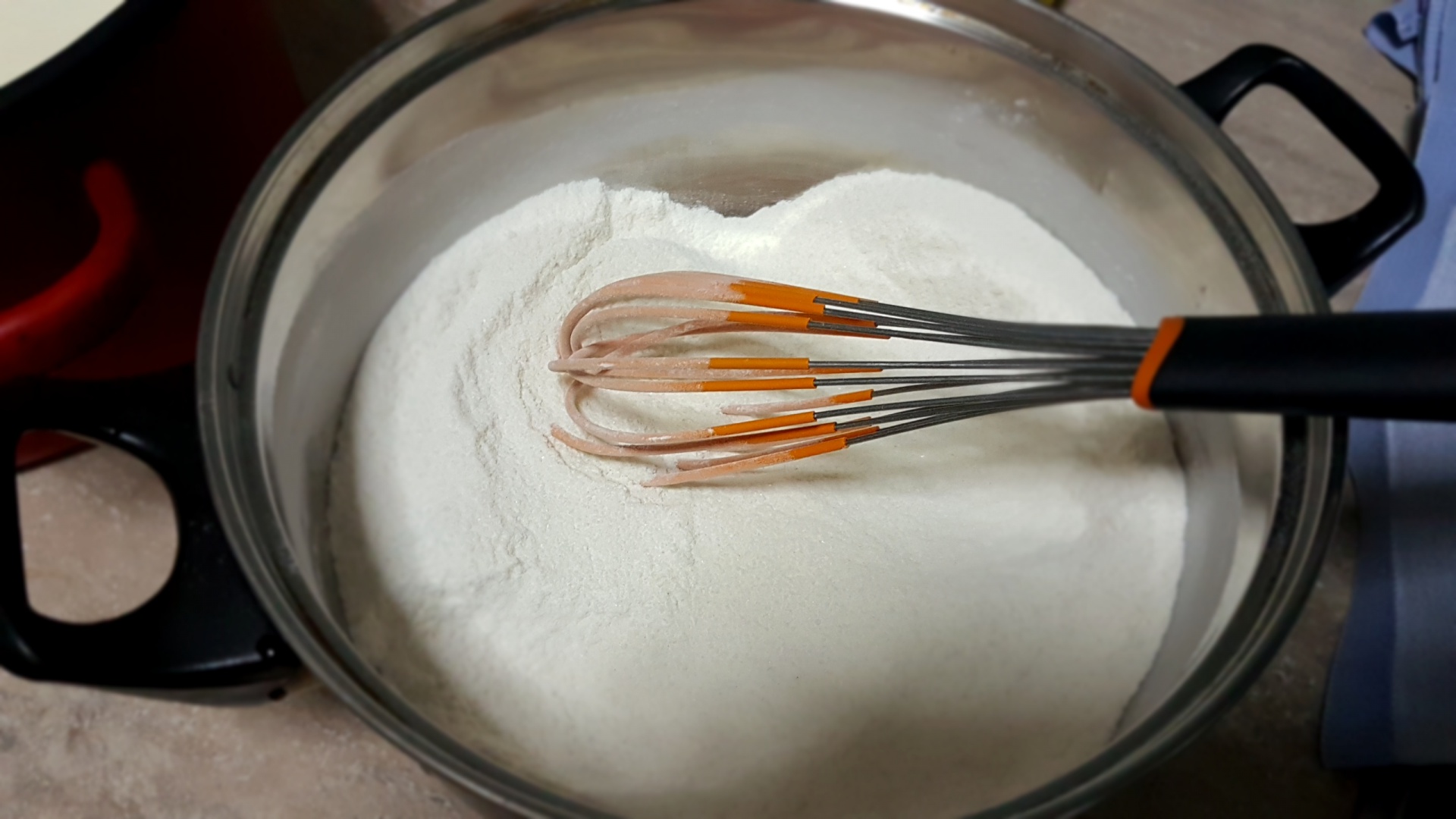 Prajitura cu foi de cacao, umplute cu crema de vanilie si gem de caise