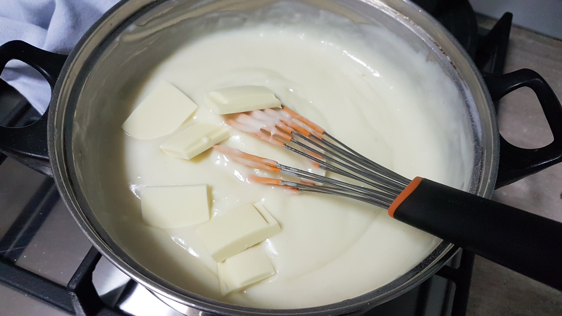 Prajitura cu foi de cacao, umplute cu crema de vanilie si gem de caise