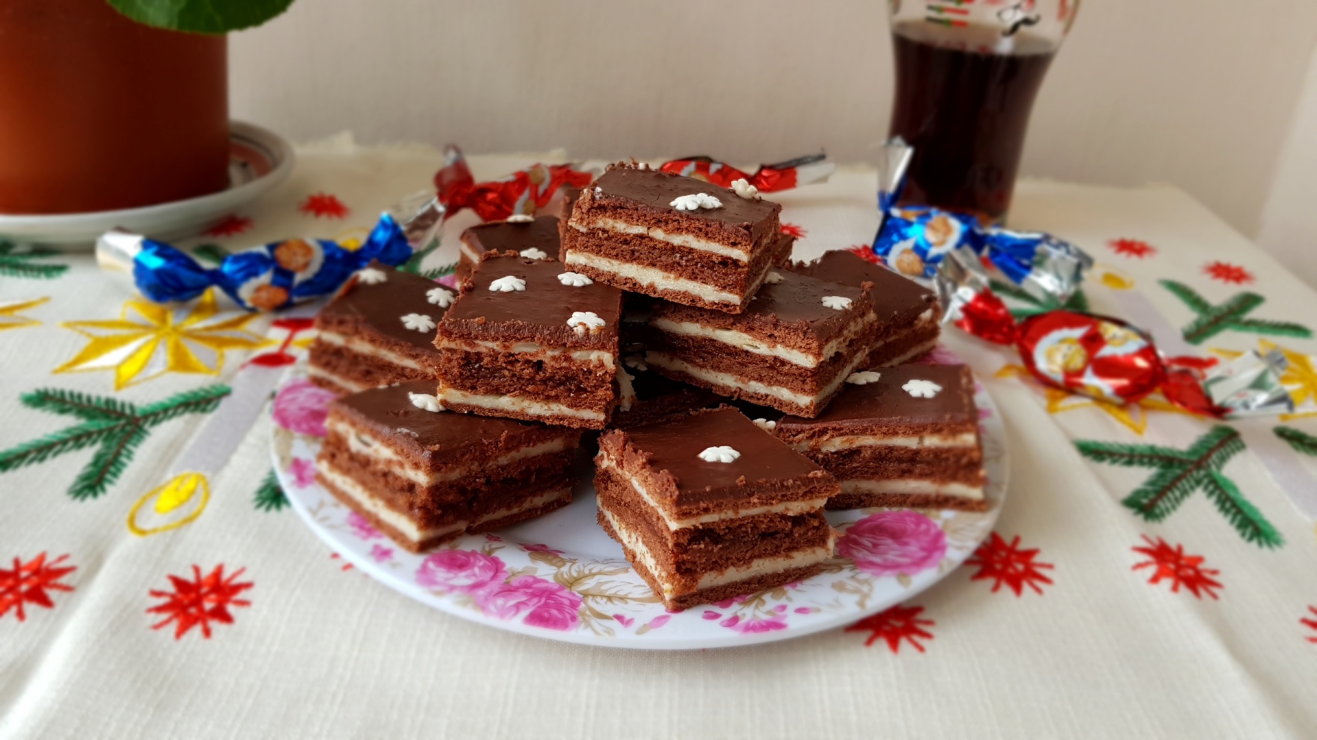 Prajitura cu foi de cacao, umplute cu crema de vanilie si gem de caise