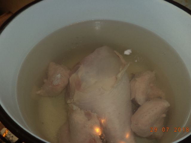 Curcan in sos de rosii, cu cuscus aromat