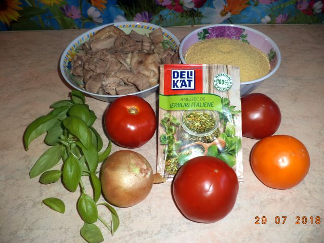 Curcan in sos de rosii, cu cuscus aromat