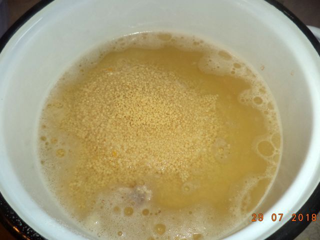 Curcan in sos de rosii, cu cuscus aromat