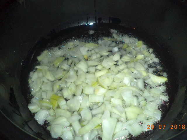 Curcan in sos de rosii, cu cuscus aromat