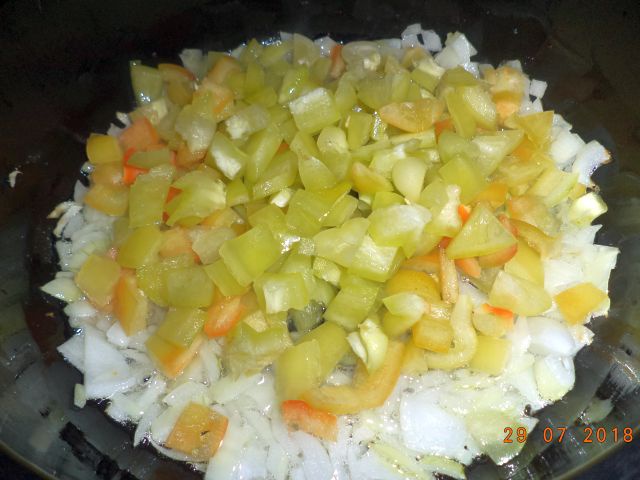 Curcan in sos de rosii, cu cuscus aromat