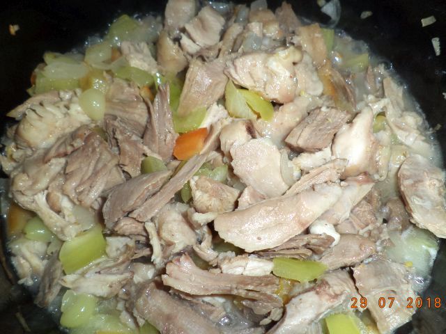 Curcan in sos de rosii, cu cuscus aromat