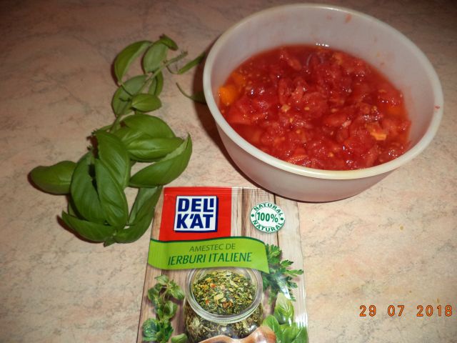 Curcan in sos de rosii, cu cuscus aromat