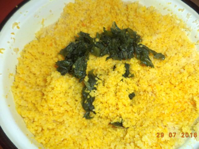 Curcan in sos de rosii, cu cuscus aromat