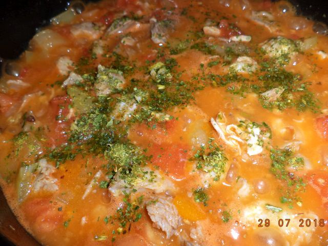 Curcan in sos de rosii, cu cuscus aromat