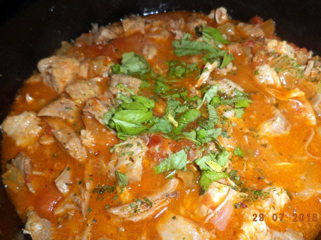 Curcan in sos de rosii, cu cuscus aromat