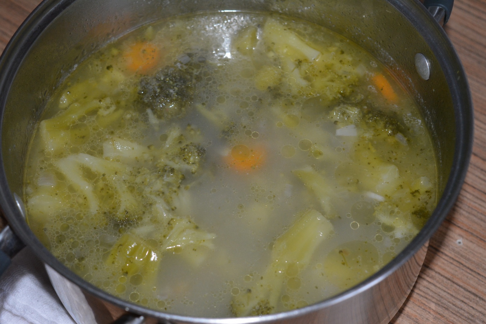 Crema de broccoli cu seminte de dovleac, crutoane si pesto din menta