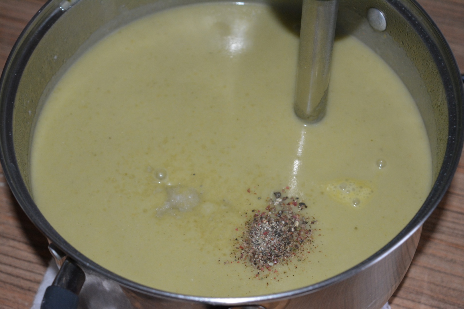 Crema de broccoli cu seminte de dovleac, crutoane si pesto din menta