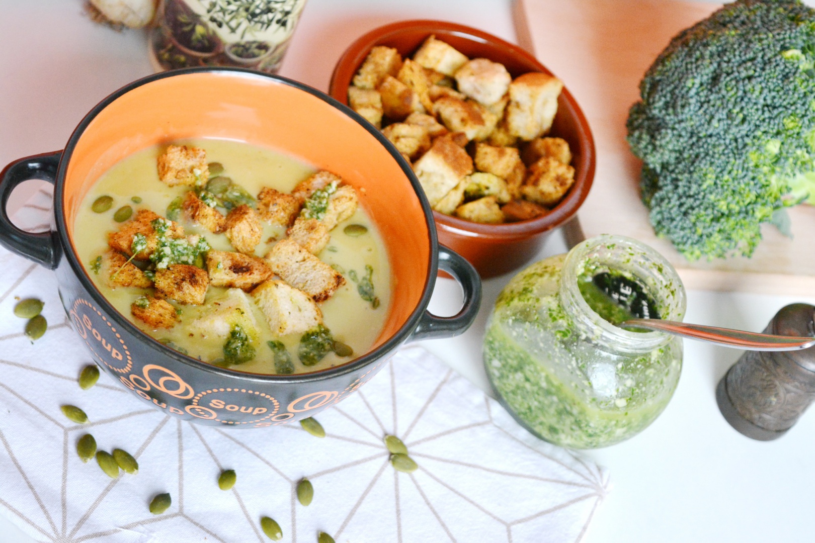 Crema de broccoli cu seminte de dovleac, crutoane si pesto din menta