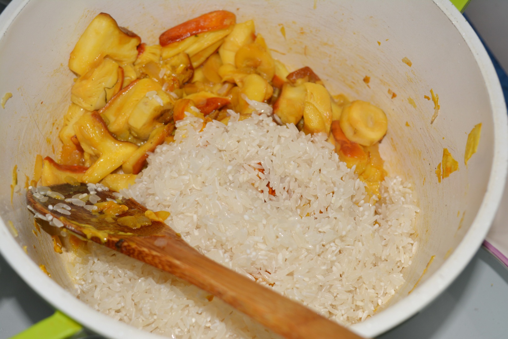 Orez cu ciuperci de padure si pui in crusta